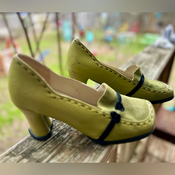 Fantastic lime green Fluevogs! Heart heels, mules, loafer style w/ black bow - Picture 2 of 11